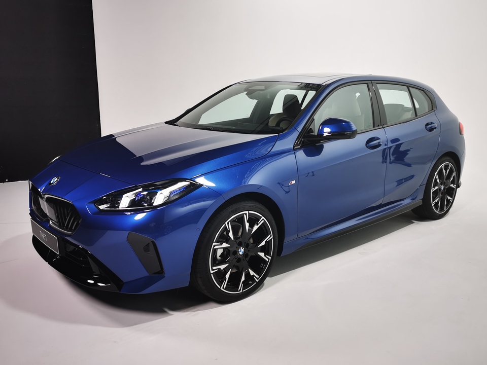 BMW compacte bleue en studio, profil dynamique